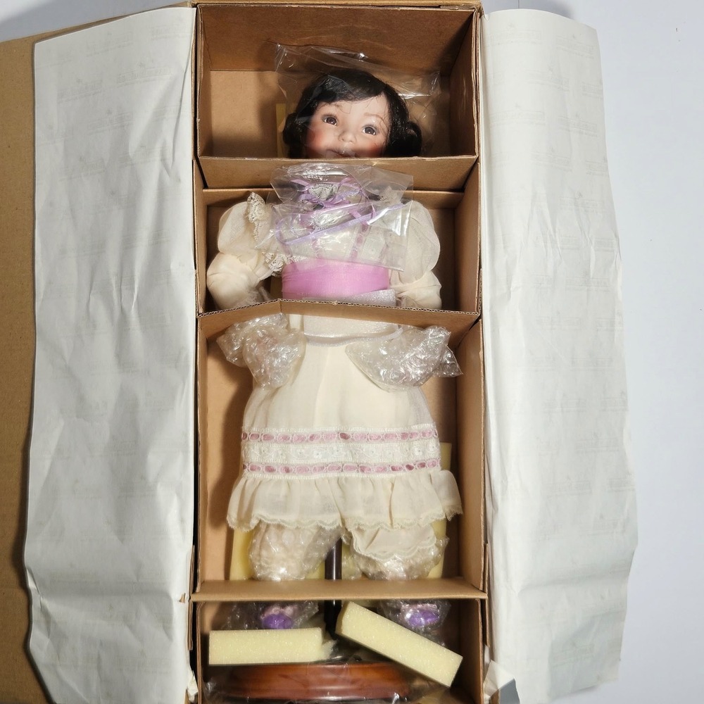 Ashton Drake Sweet Little Violet Porcelain Doll Dianna Effner NIB